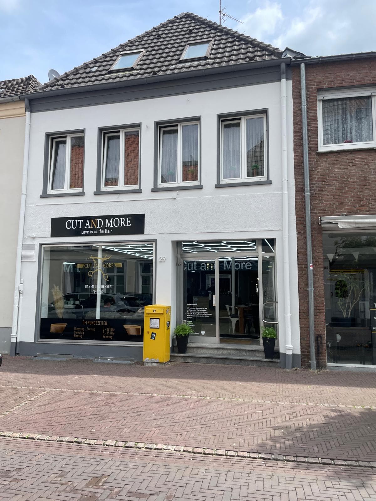 Die Ladenfront von Cut and More in Kalkar, Monrestraße 29